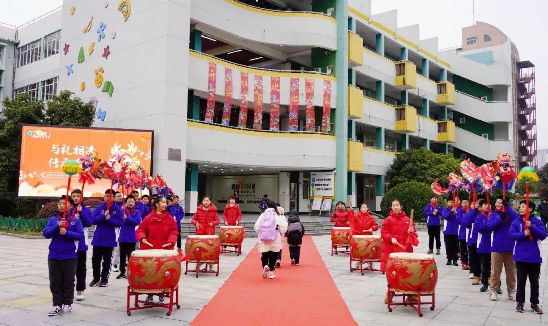 "我们是龙的传人",海盐县核电南苑幼儿园的小朋友,走进展览馆,一起