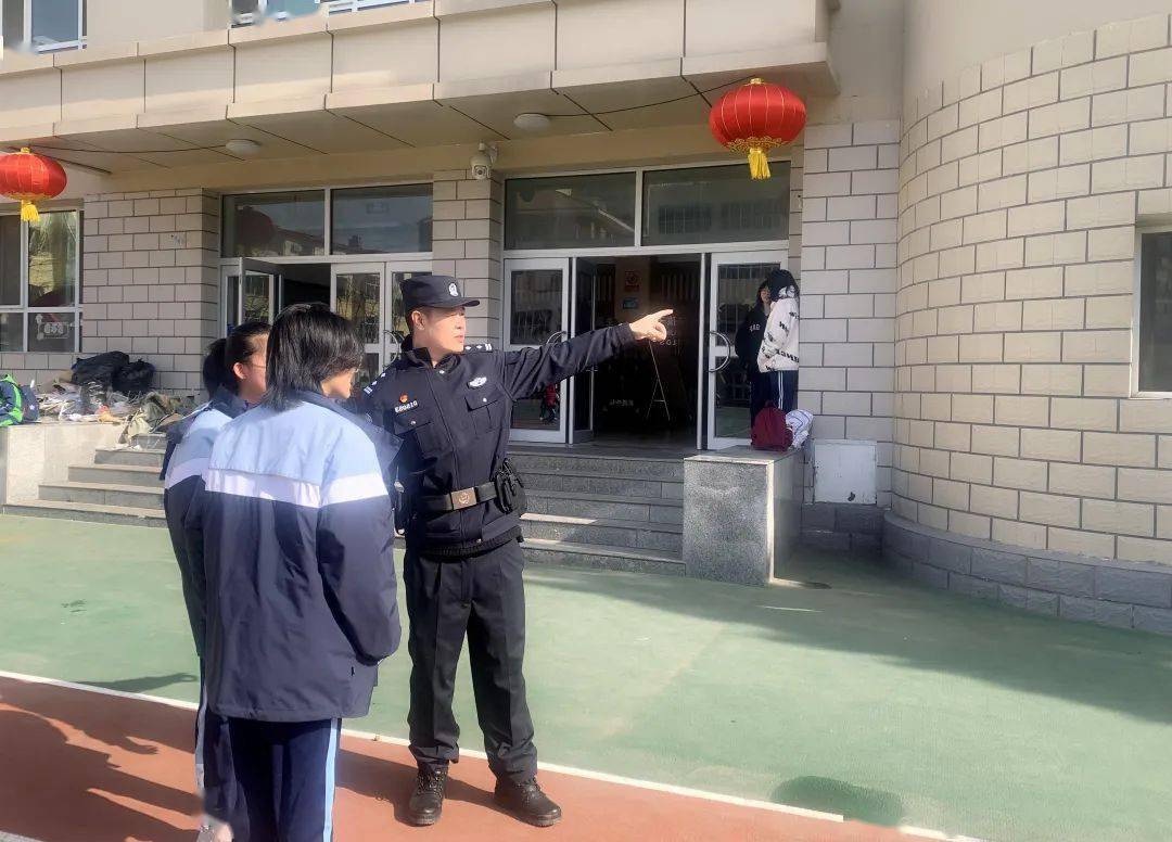 护航开学"警"行时._检查_校园_进行