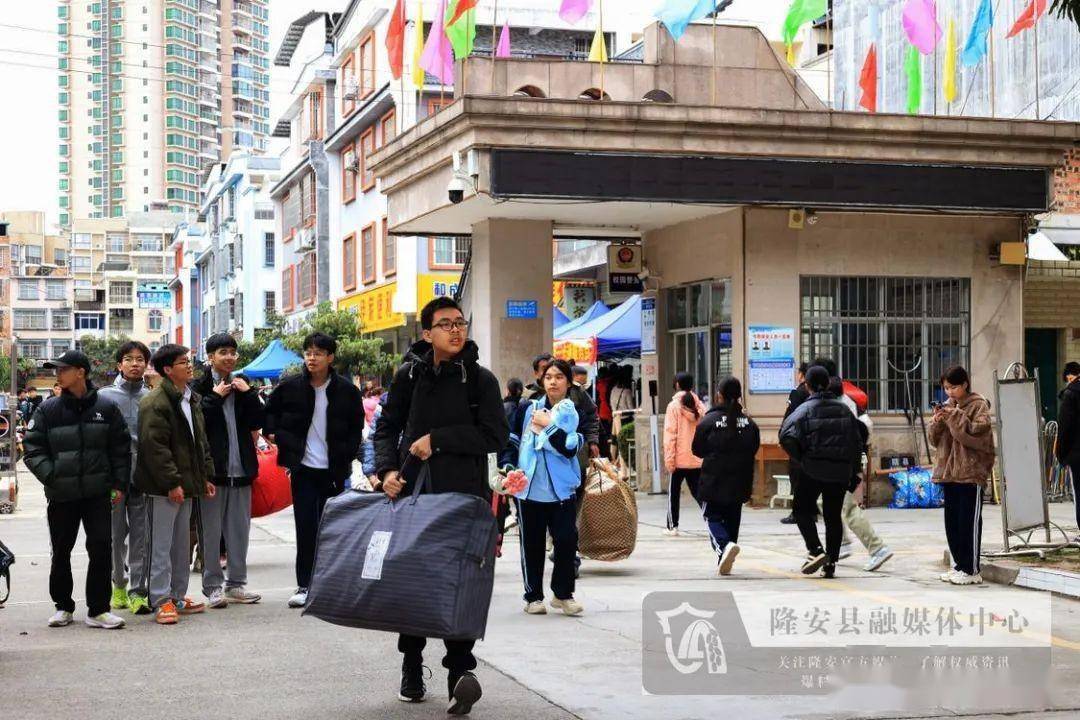 在隆安三中,许多学生自己扛着行李来到学校报到注册.
