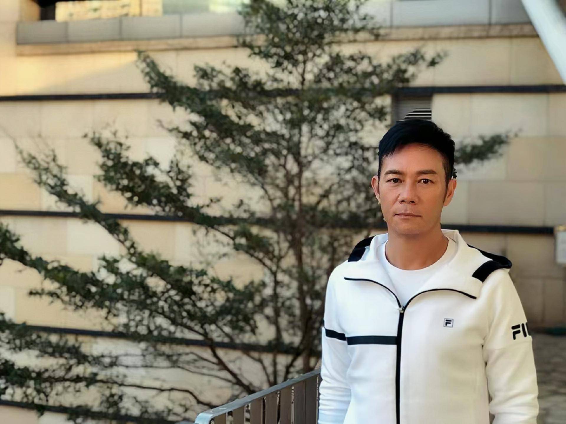 港星张兆辉晒古董跑车,在多地拥有n处房产,隐形富豪身份曝光_香港