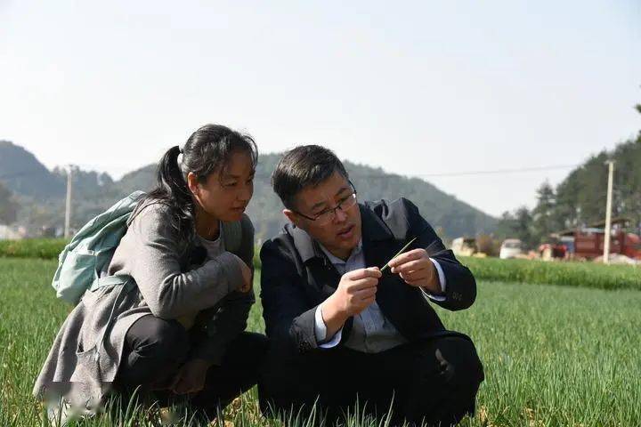 2024年2月21日,贵州大学教授陈卓(右)在贵阳市花溪区黔陶乡指导当地