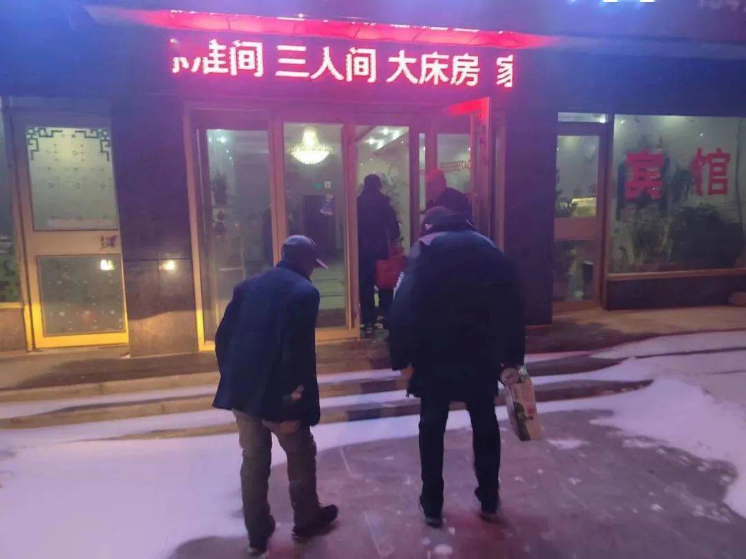 近日,昌邑市公安局柳疃派出所在出警回所途中救助一名走失老人,带其回