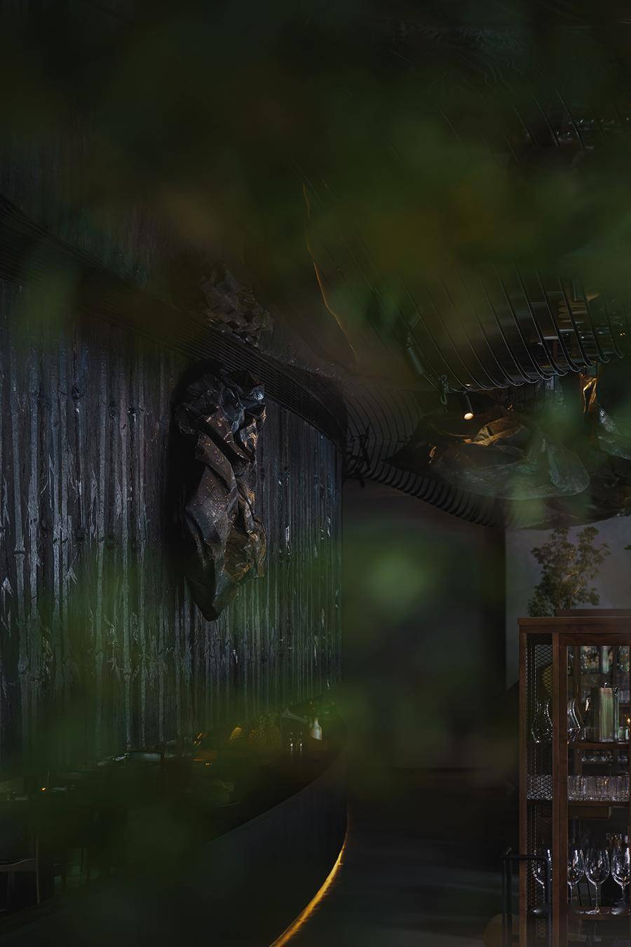 定格 / 琥珀里的时间framing / time in amber微醺的人与历史的距离