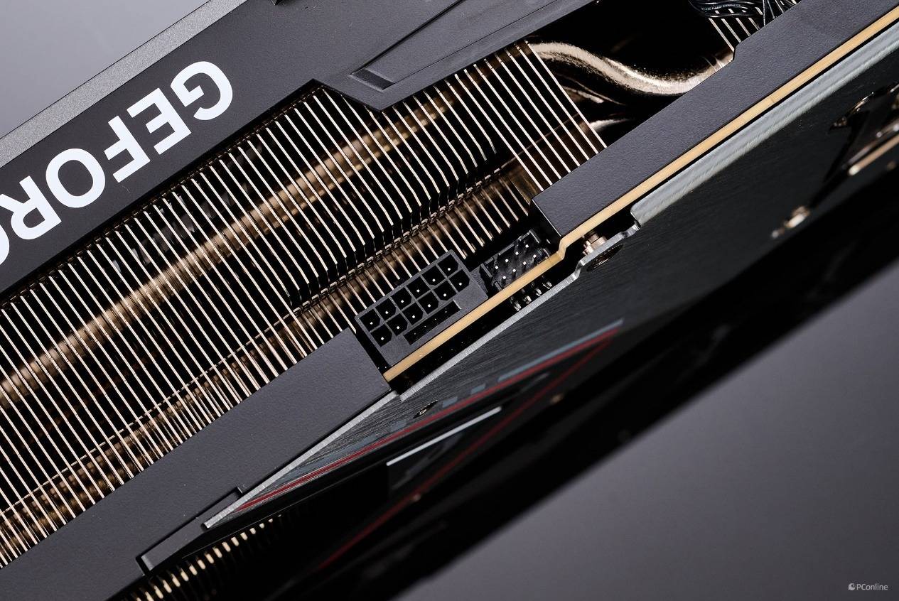 供电用的是全新的12vhpwr供电接口,通过一根12vhpwr的电源线就可达到