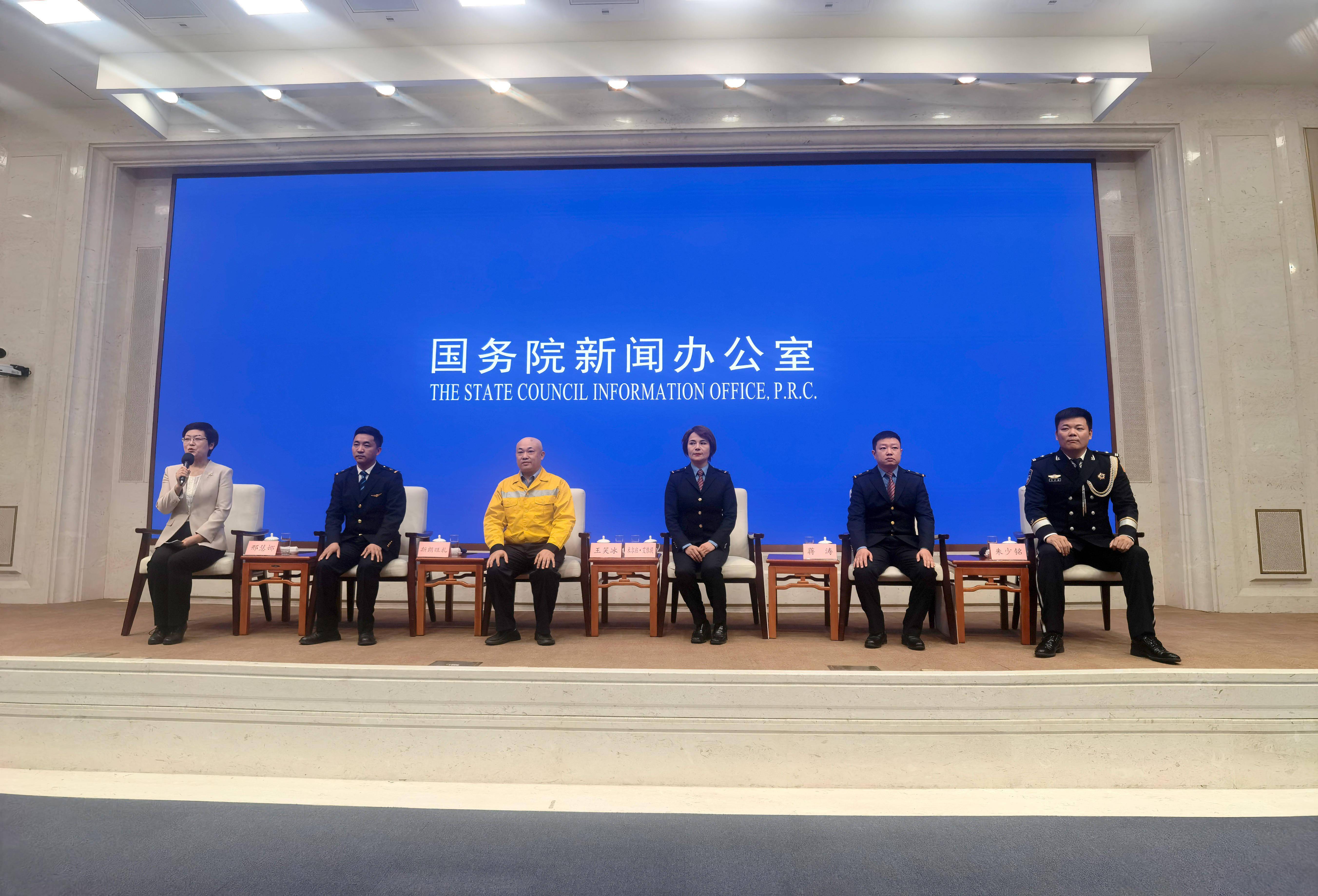 一起走进他们的春运故事_列车_旅客_王笑冰