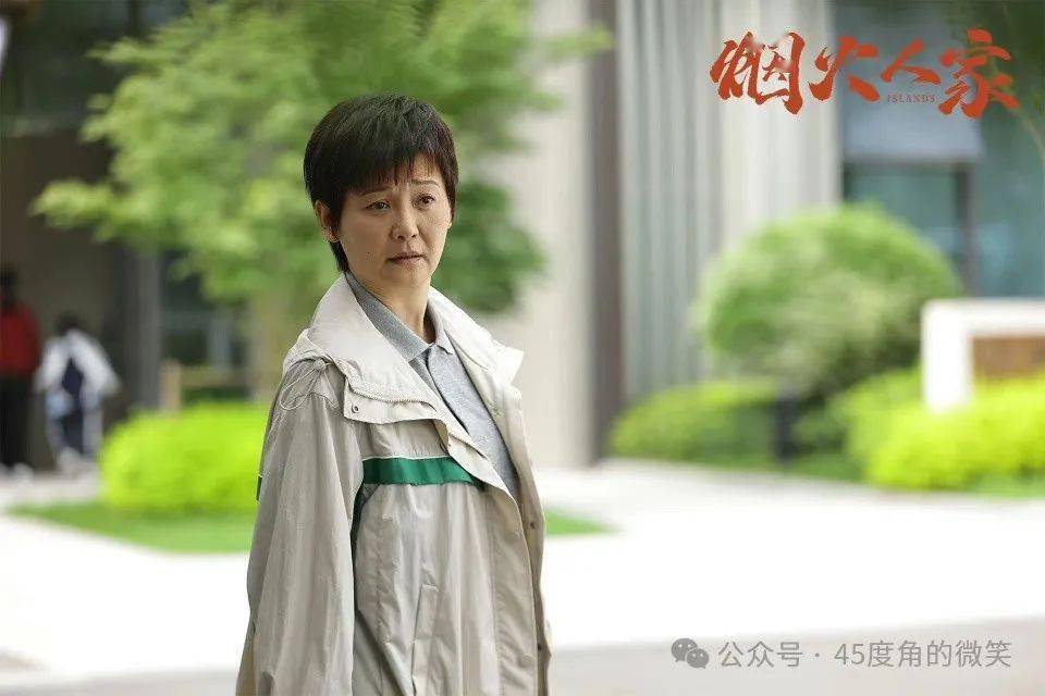 李小冉在电视剧《烟火人家》中她与宋宁峰,耿乐同框时并不是很显高