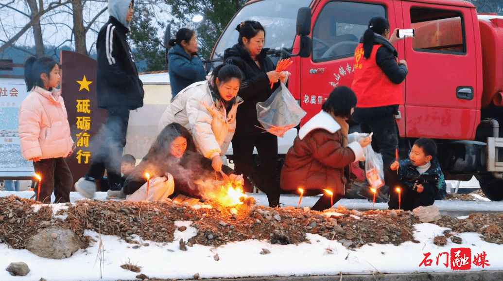 活動正式開始,吃元宵,民俗表演,祭祀祈福,篝火晚會,賽牛燈等活動輪番