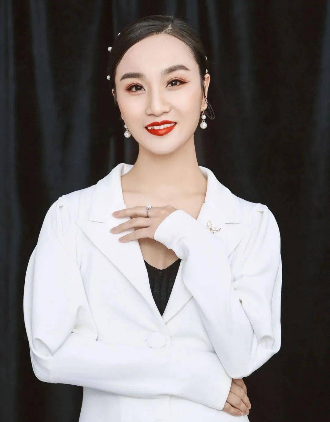 张蕾,陕西宝鸡人,国家二级演员,毕业于陕西省咸阳市艺术学校,再度深造