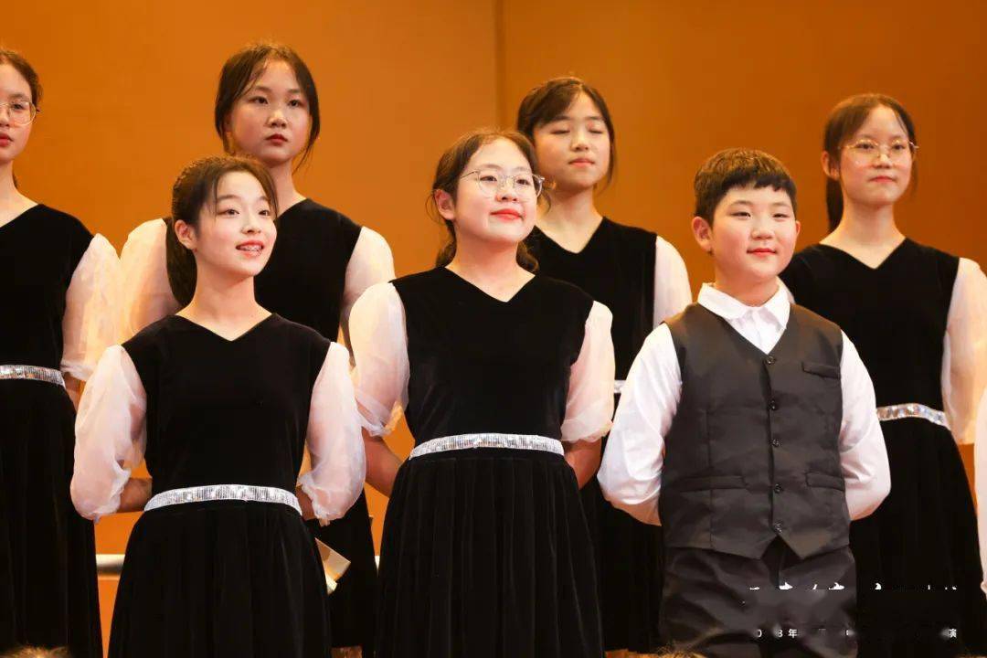 茸一中学easy voices合唱团,寓意为大家能在合唱团里简单地表达自己.