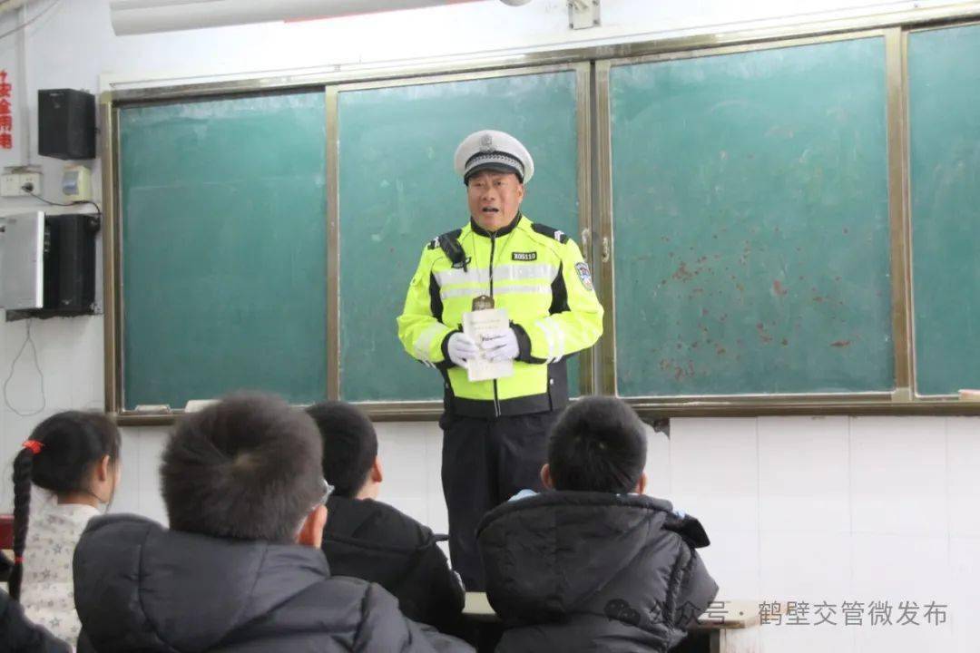 鹤壁浚县交警到第二实验小学宣讲交通安全第一课_课堂_红灯_马路