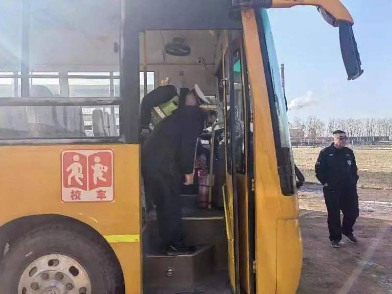 昌邑市公安局交通警察大队柳疃中队检查校车运行情况,查验校车驾驶人