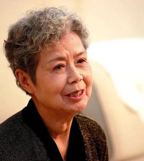 央视第一女主持人逝世, 70多岁重获爱情, 如今儿子却成终身遗憾.