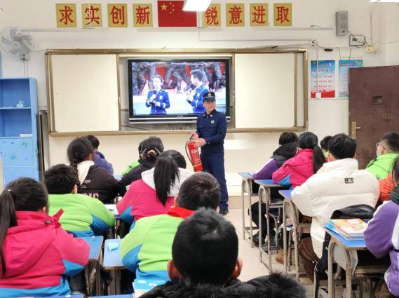 消防员向孩子们展示如何使用灭火器滕王阁保育院"蓝朋友"阿姨给小朋友