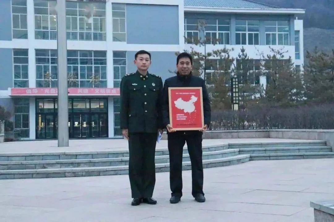 诗朗诵张小娜,张晓荣老师与学生赵甜蕾,赵轩毅共同深情朗诵《厚植爱国