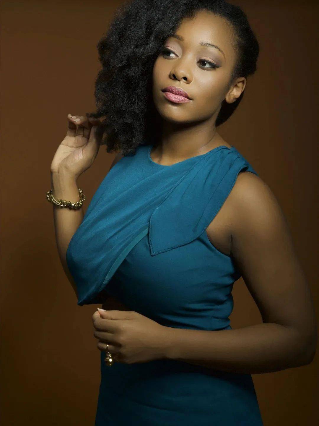 音乐杂志「downbeat」称艾丽西亚"拥有特殊的天生好嗓音:浓郁的音色