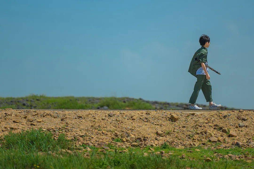 清华附中前任校长王殿军曾在演讲中提出了一个解决方法——家长要"多