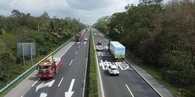 全海南大型客车,中重型货运车车主请注意!高速一律右侧通行!
