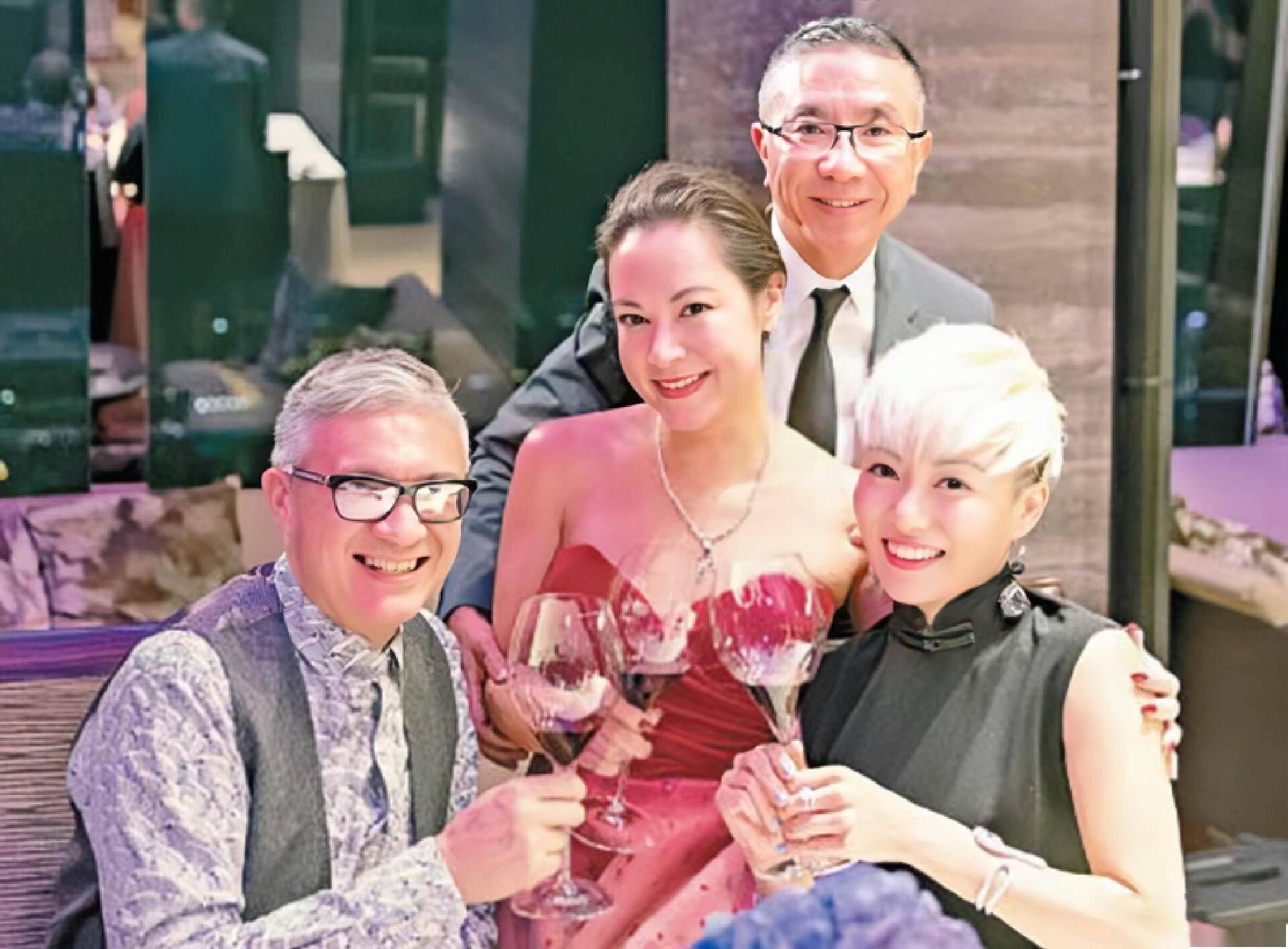 香港知名富家千金雷怡晖补办婚礼,再婚嫁大13岁公司ceo_陈一升_父亲