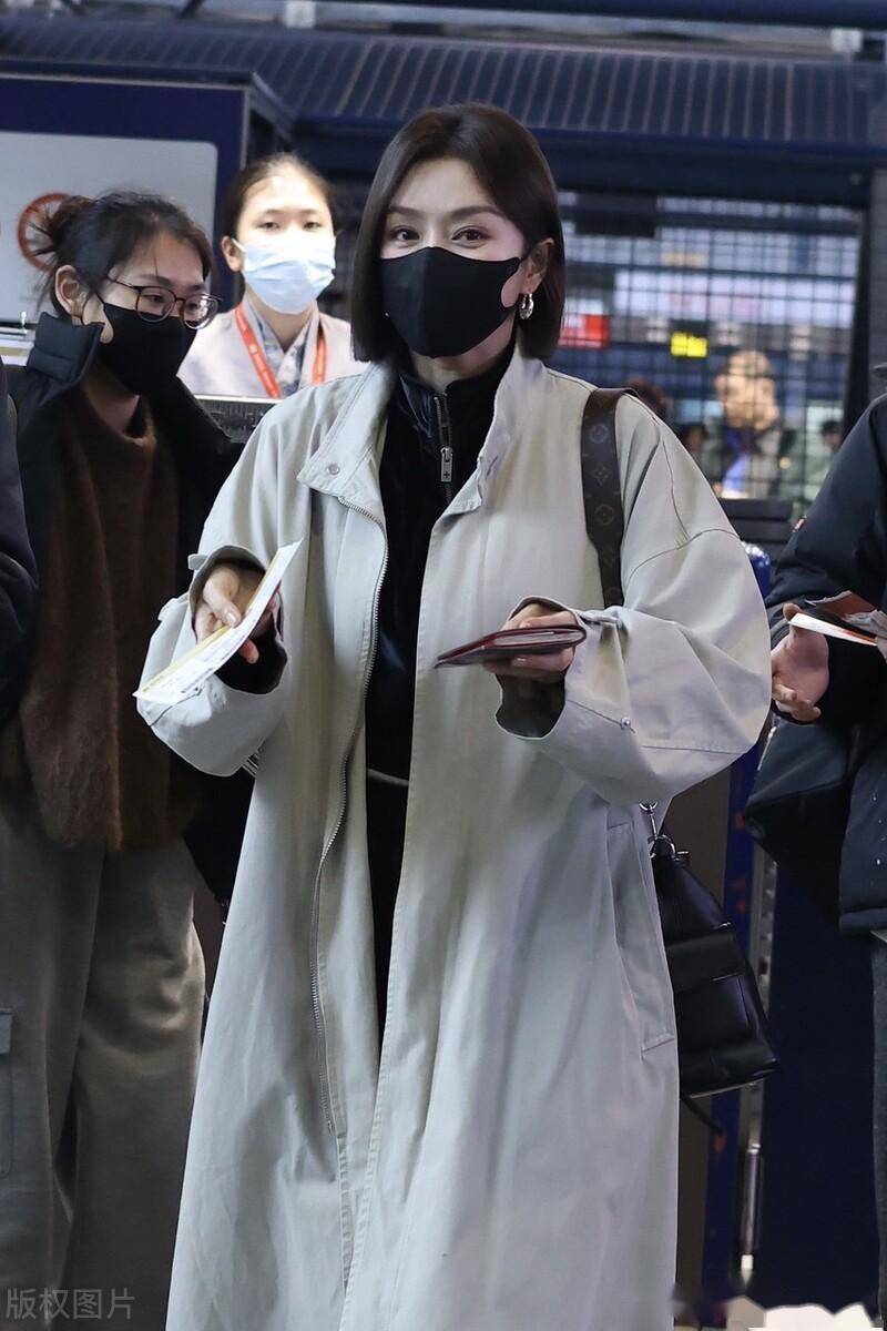 秦岚现身北京机场,身穿灰色系风衣优雅大方