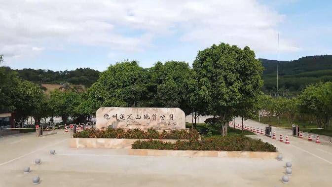 形成观音洞,莲花湖,莲花文化广场,菩提林,景观鱼池,黄金间碧竹林,亭台