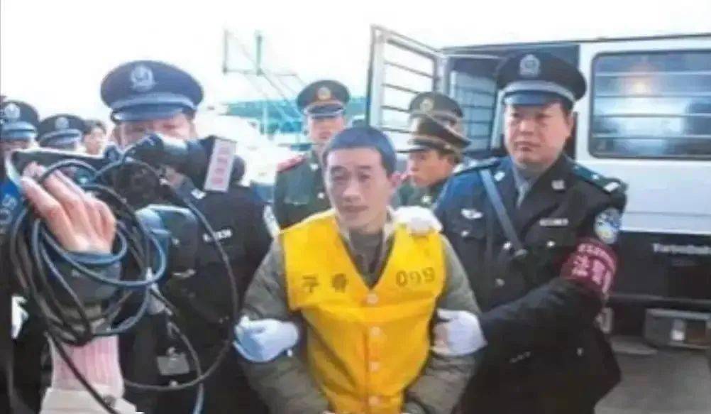河南男子将压面机改成自动杀人机,连杀17人,因一句话放过第18人_黄勇