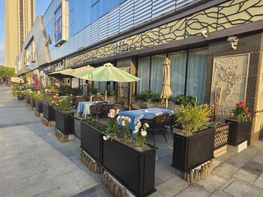 "外摆"添氛围,市集"轧闹猛",城管来帮忙