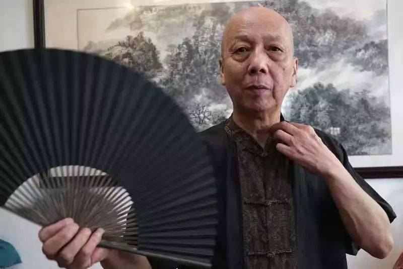 方民忠在家中11岁登台,用跕板垫脚方民忠从小喜欢吹拉弹唱,妈妈还教他