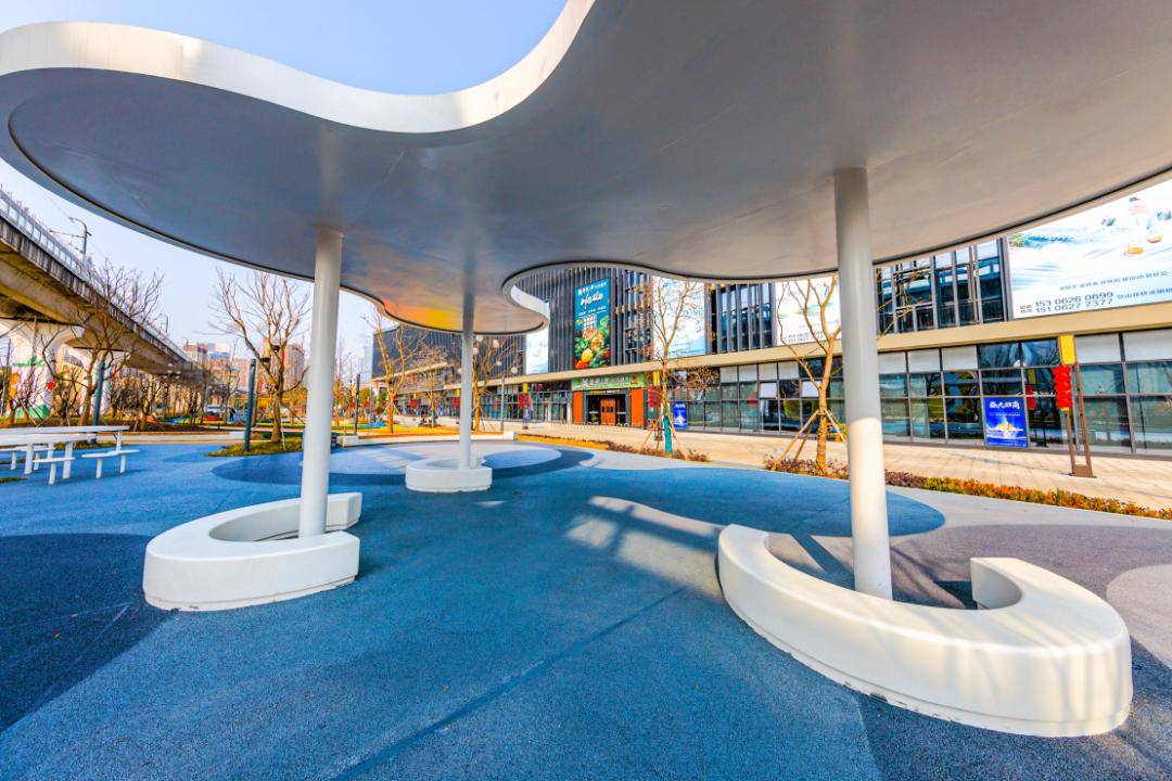 集游乐园,运动场,休憩广场.