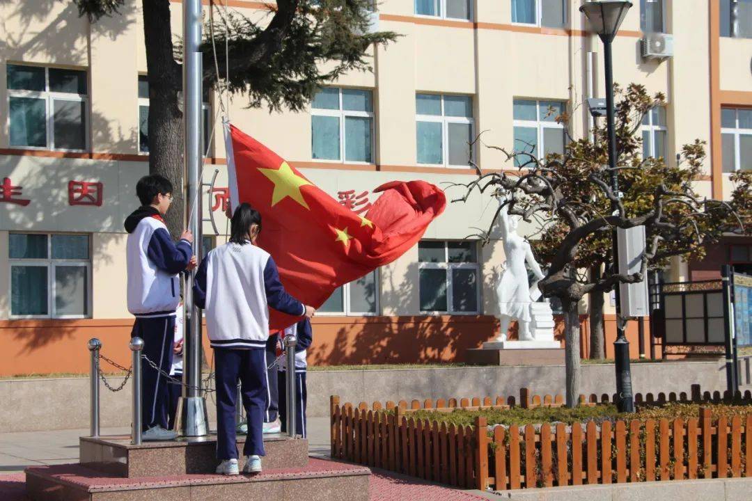 青岛31中举行2023-2024学年度第二学期开学典礼暨开学第一课_全校