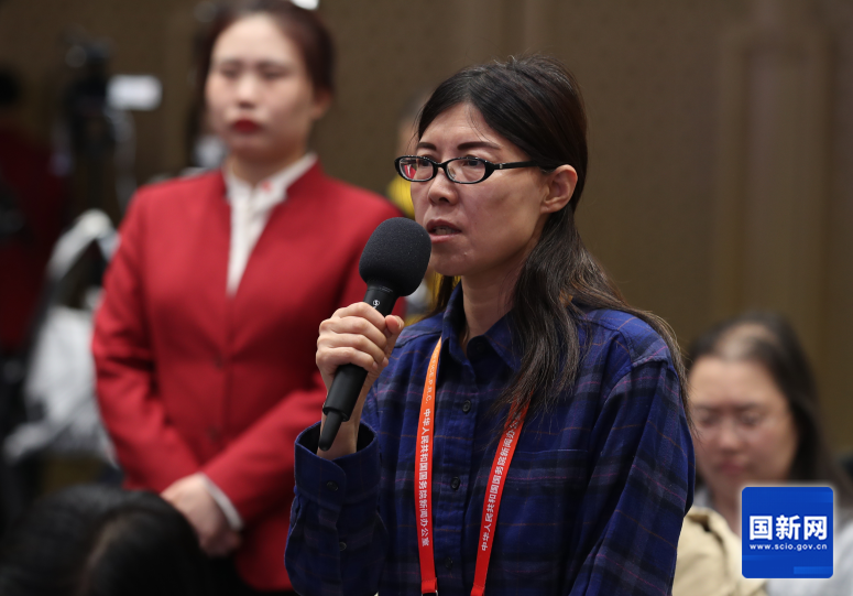 中央广播电视总台央视记者提问(刘健 摄)南方日报南方 记者提问(刘健