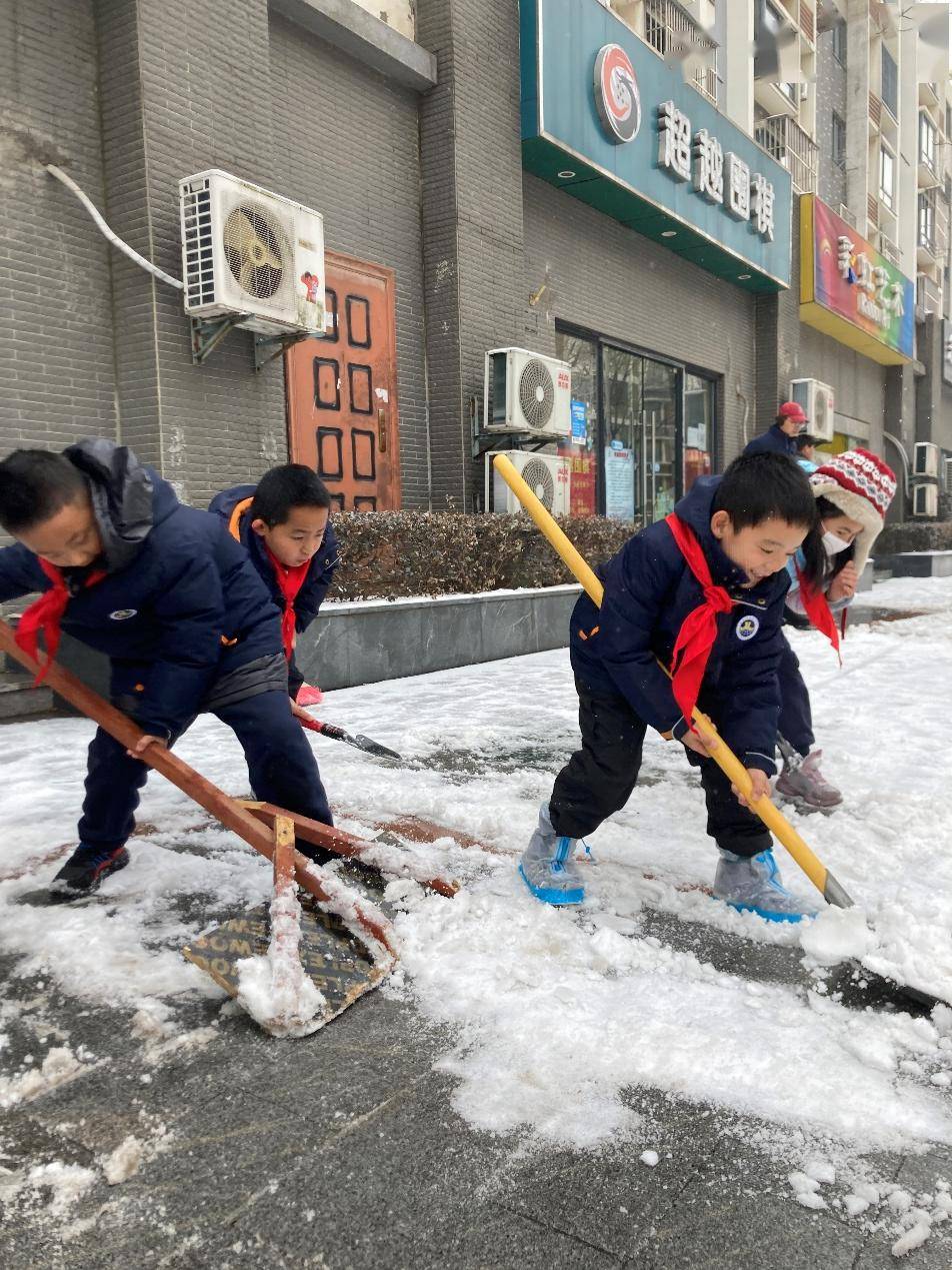 【争做新时代好队员】 龙王不与亲人便 拨雪寻春过