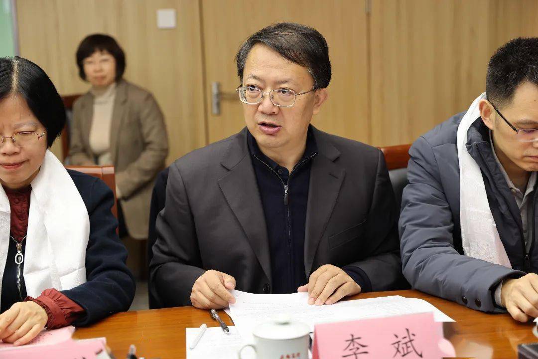 一"徐小兵部长,宋磊厅长和李育海书记为六位指导教师颁发聘书蔡春校长