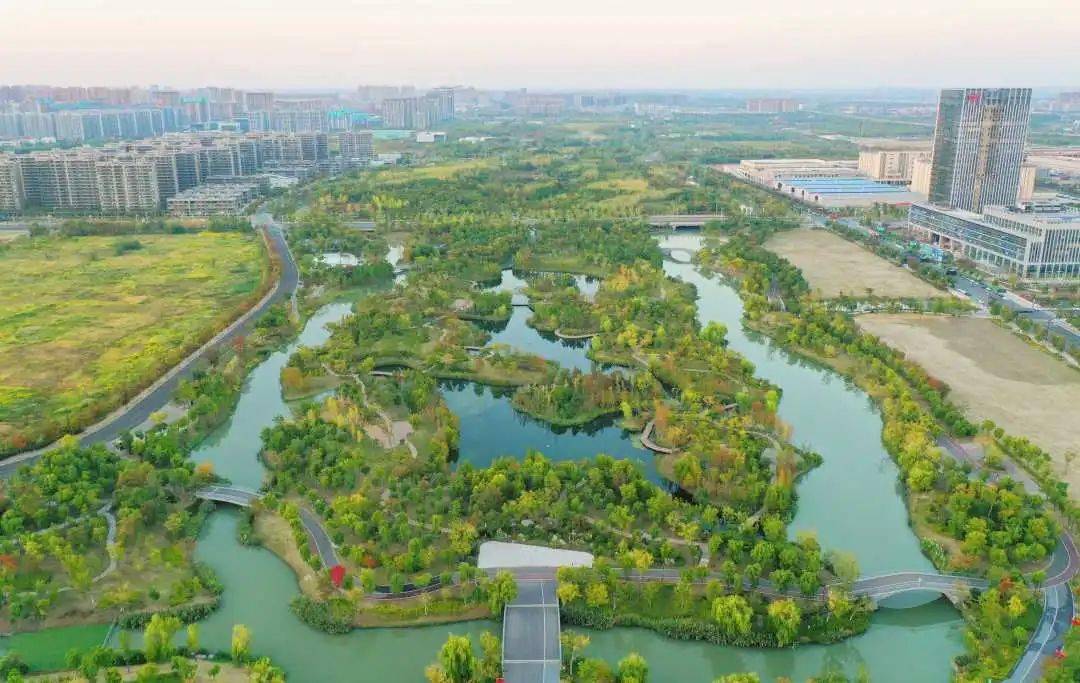 泰康之家·通园南临紫琅公园和紫琅湖相连构成的266公顷城市中央绿轴