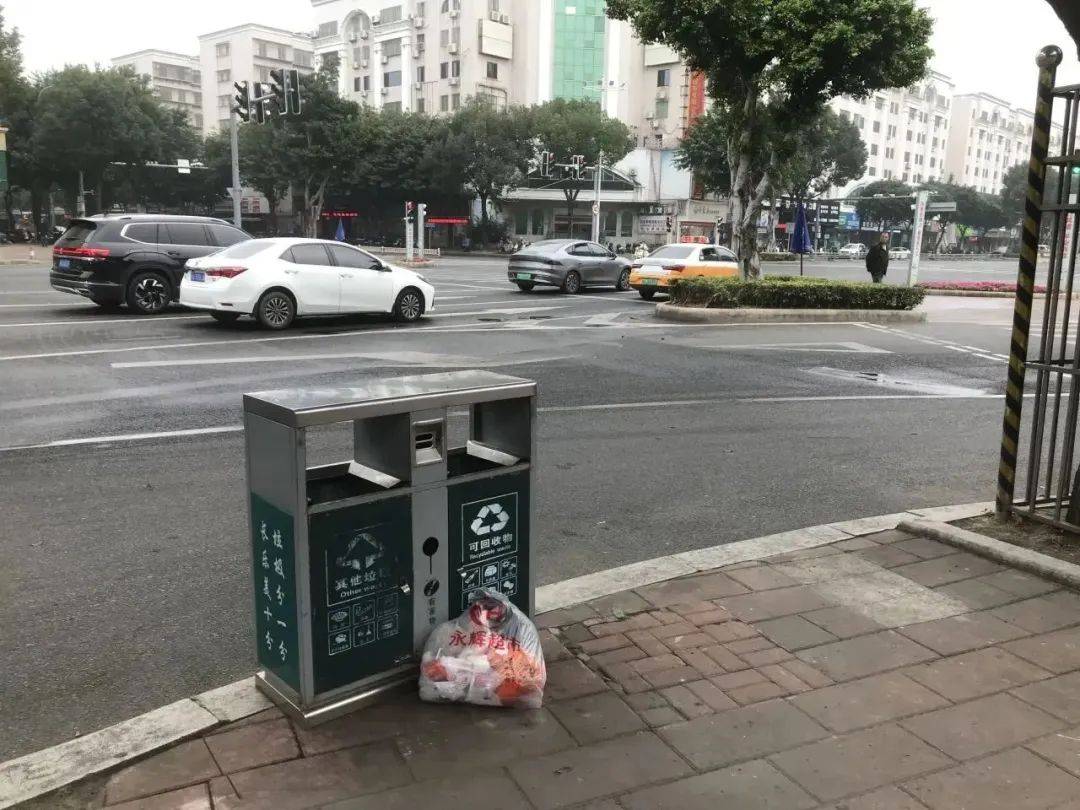 民主街存在流动摊贩占道经营现象鹤上中学公交站存在乱张贴小广告现象