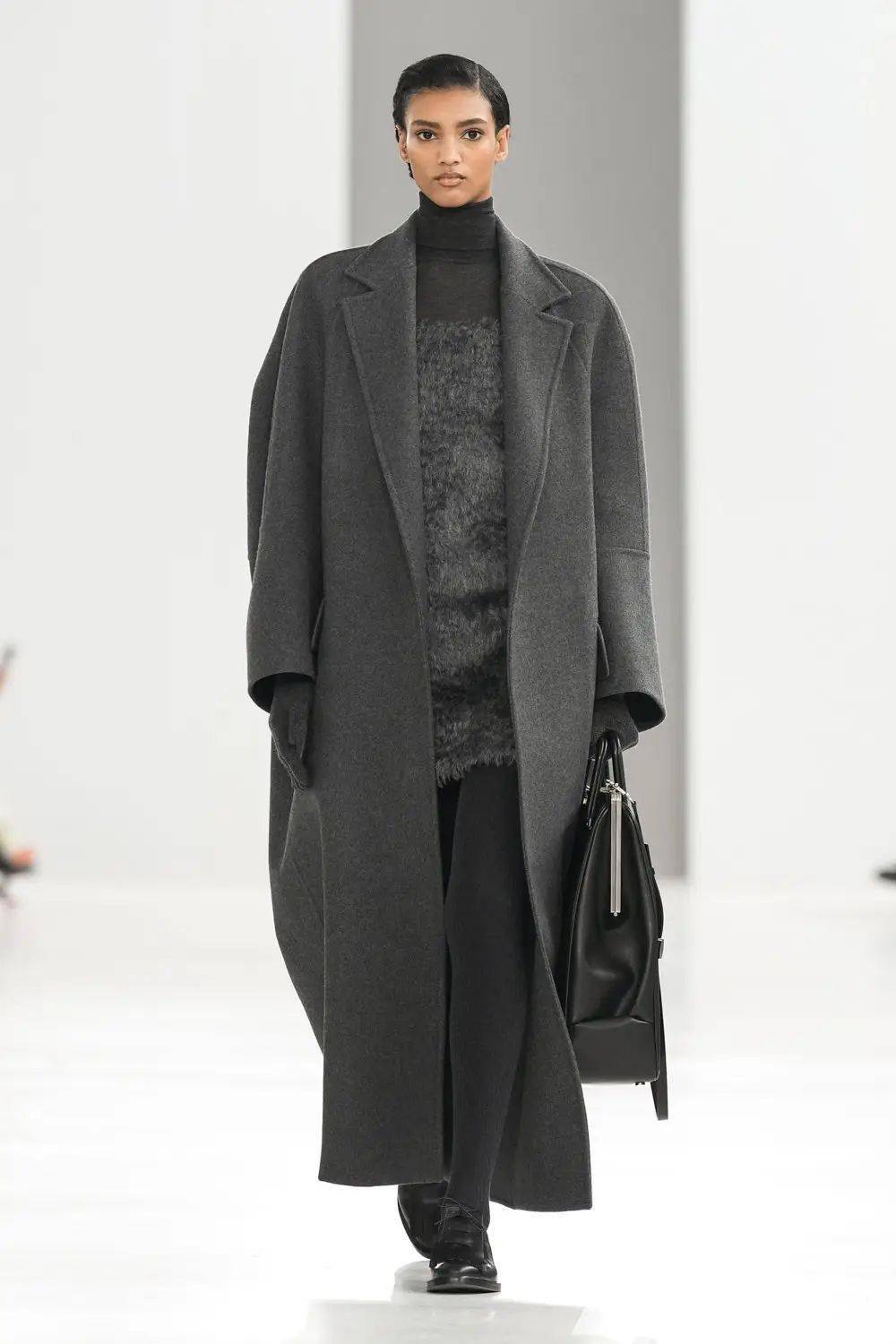 max mara 在一片凸显工业风格的室内揭晓了2024秋冬系列,和上一季花攒