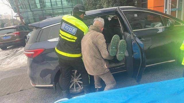 工人作业时不慎头部被钢筋砸破 武汉蔡甸交警紧急护送