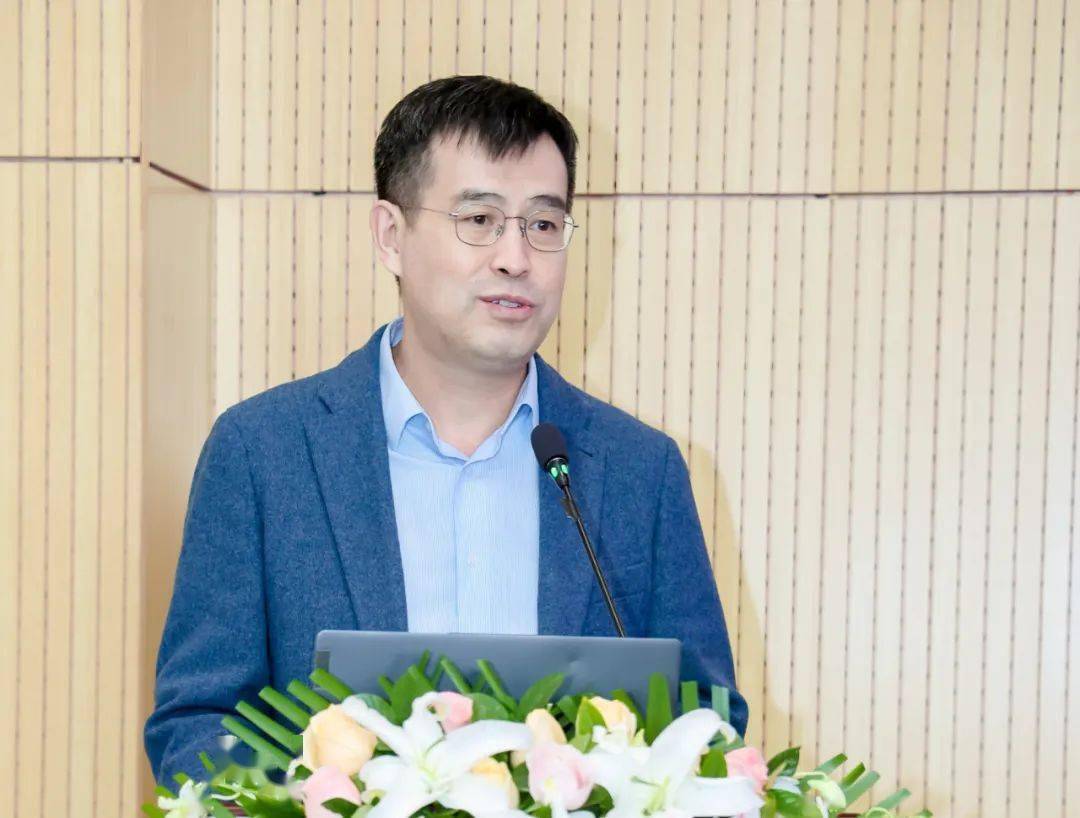副会长兼总干事金东,中国医学装备学会管理分会会长孙晓伟及多位市