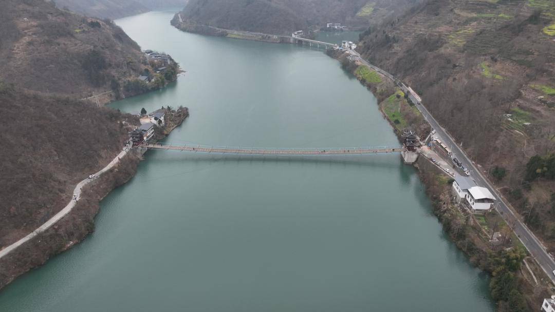 文县中庙镇位于秦岭南麓,白龙江畔,甘陕川交界处,素有"鸡鸣三省"之称.