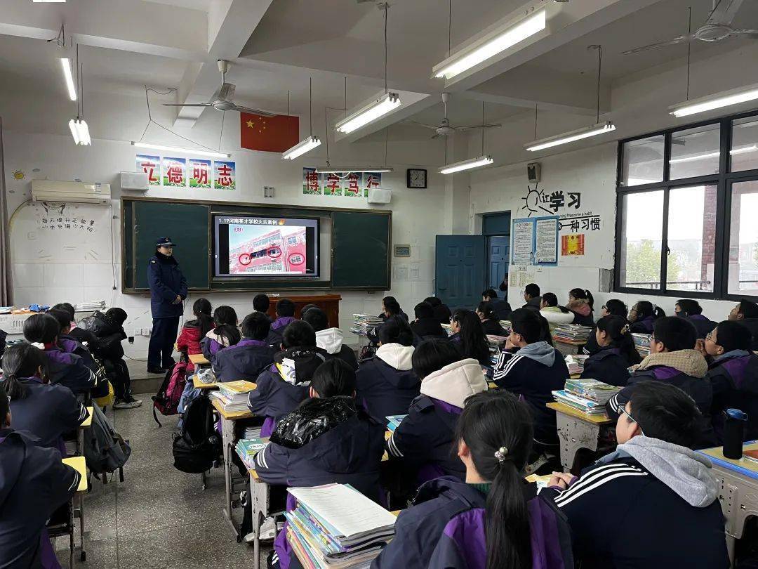 大队为桑海中学的师生们准备了一堂别开生面的消防安全"开学第一课"