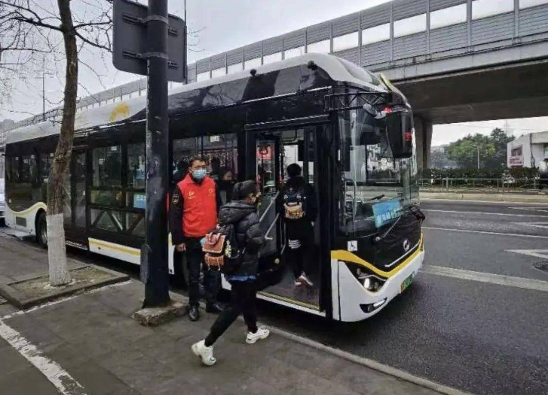 家住城西片区的同学们,成都这些通学出行服务都恢复啦!