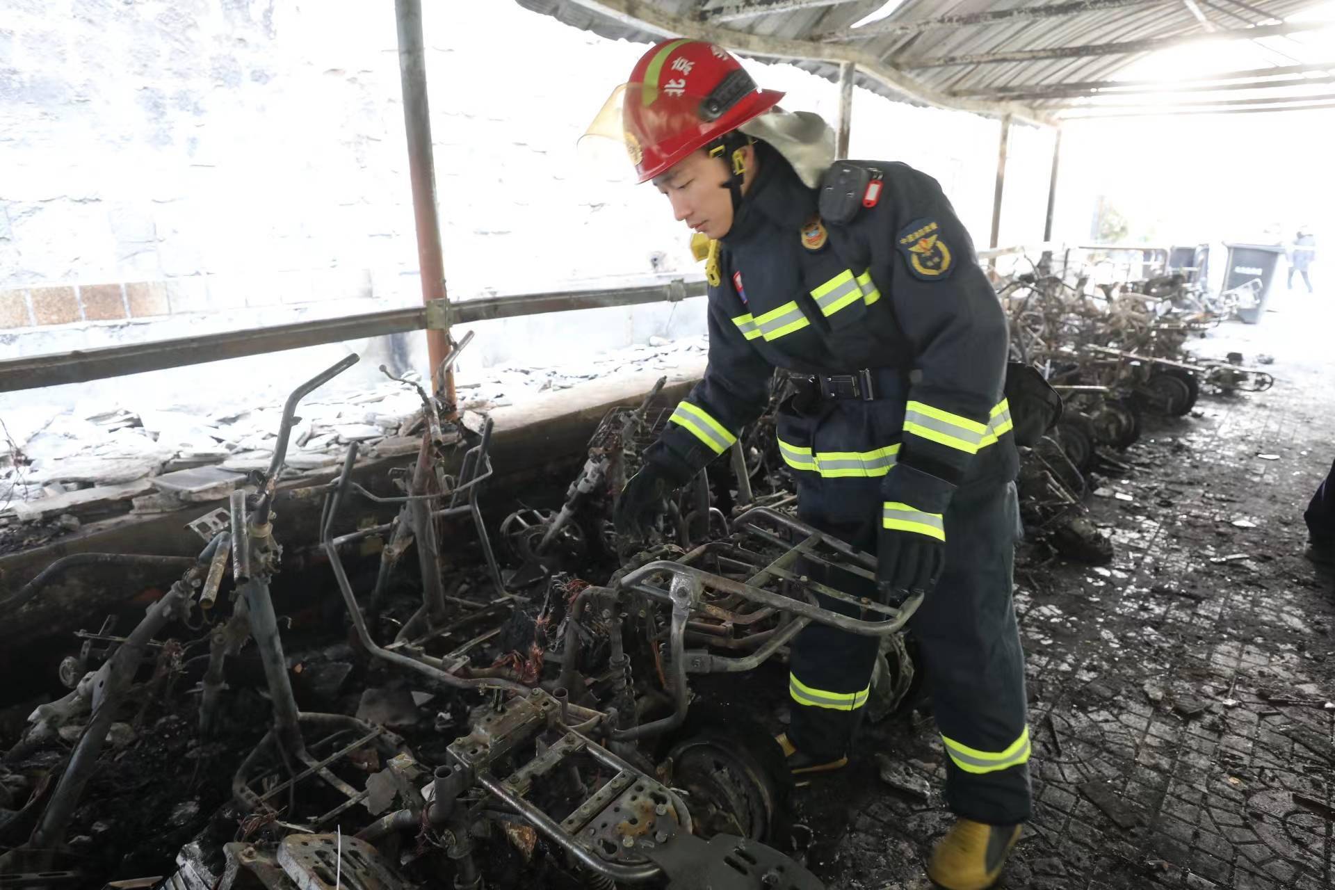 丰台一电动自行车充电引燃车棚,消防:起火车辆已基本确认_救援_火灾