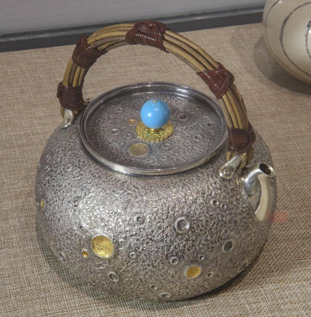 牛头饕餮纹银壶——段六一作品一梦涟漪——王华藻  作品瓜连蔓