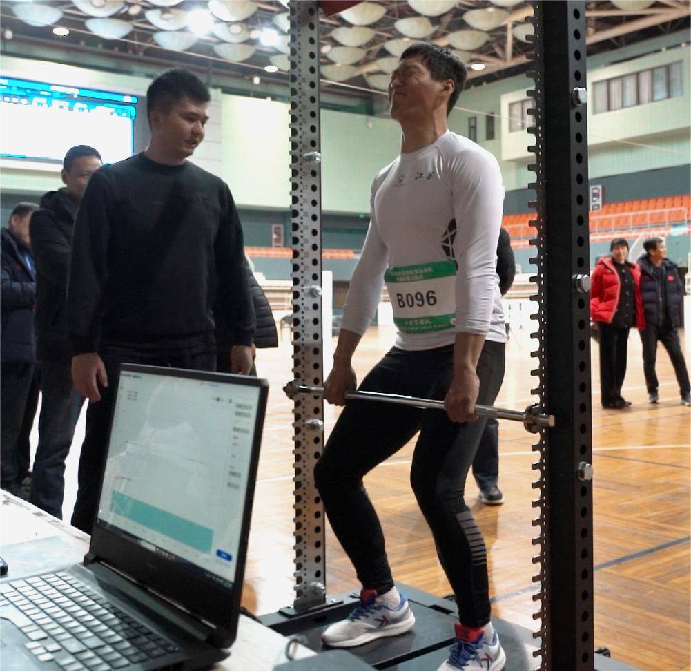 这个项目检测的是全身最大力量运动员微微屈膝屈髋膝关节大概保持135