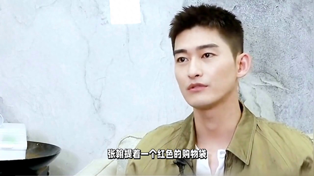 张翰久违露面,回老家与好友聚会,吃完烤肉后与男性好友自拍_明星_慕容