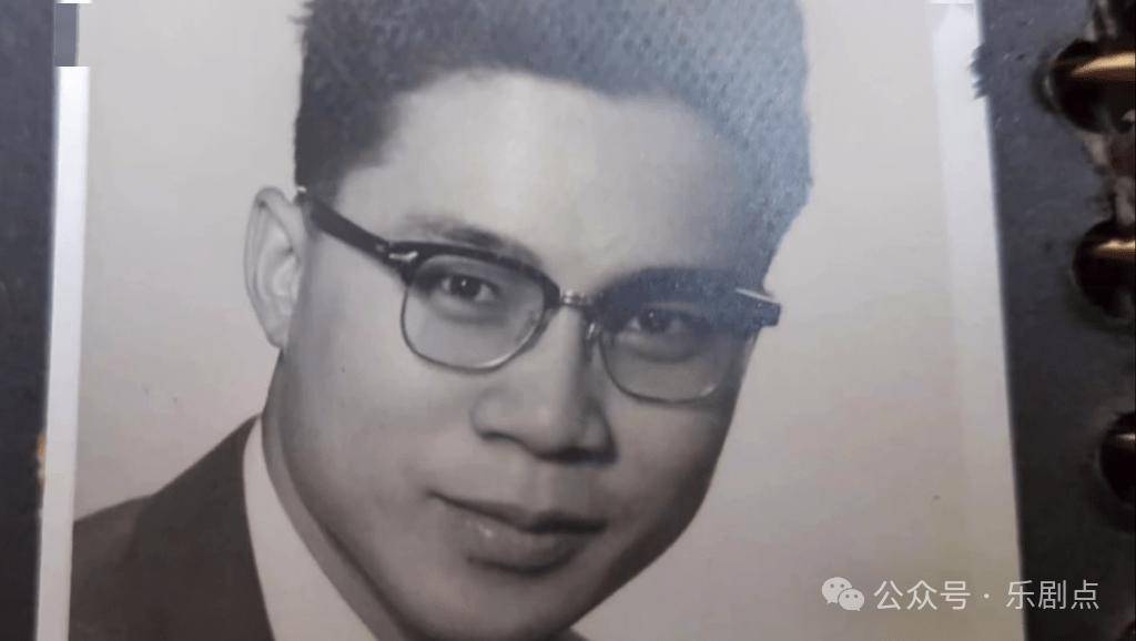 庄思敏大马拿督父逝世一周年,坟头备大量美食拜祭,孙辈鞠躬献花