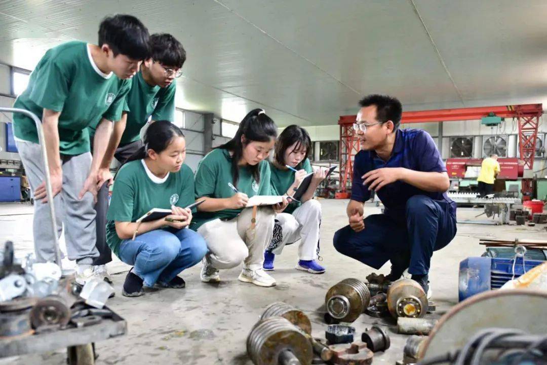 李善军带领学生到工厂了解机械工作原理(受访者 供图)"学习农业机械