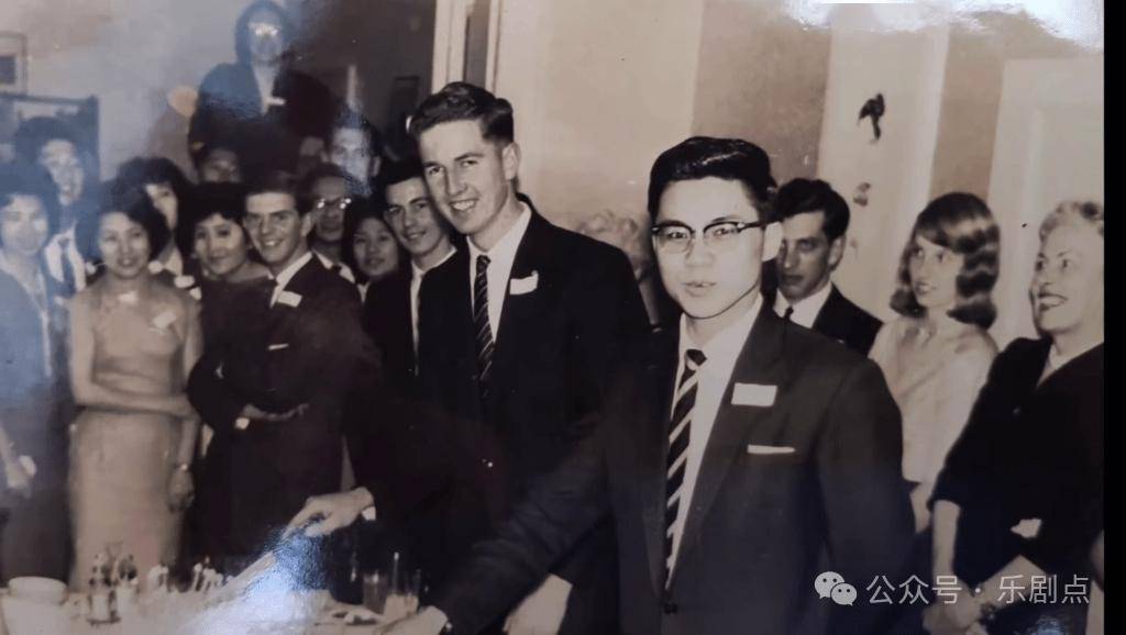 庄思敏大马拿督父逝世一周年,坟头备大量美食拜祭,孙辈鞠躬献花