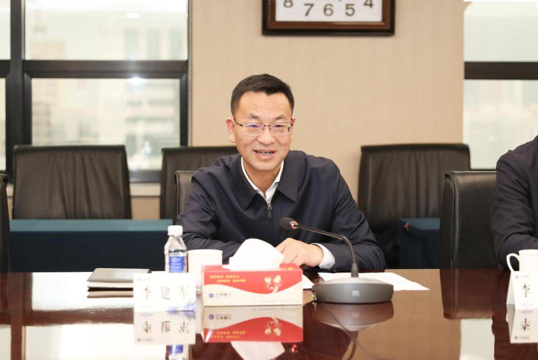 座谈会上,许建平对李建军一行表示热烈欢迎,向水投集团对兰州银行的