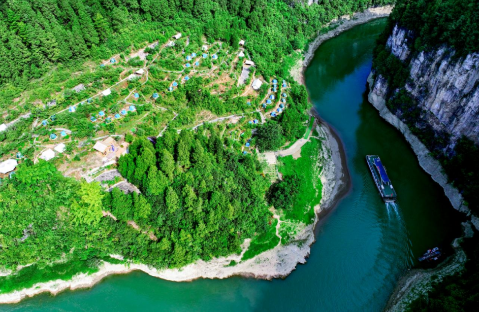 清溪峡百里山水画廊,九道门,五峰岭,万丈岩,金钟山等精品景点