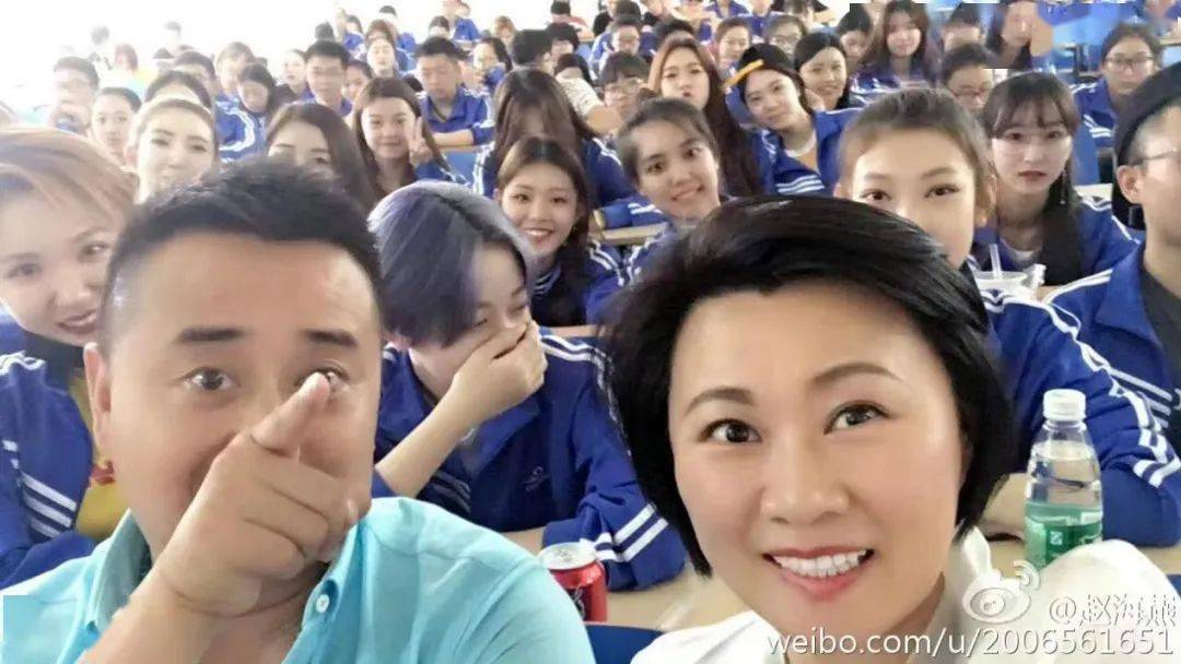 赵海燕饰演"永强妈",闫光明则饰演谢永强的学长"刘一水",两人在剧中是